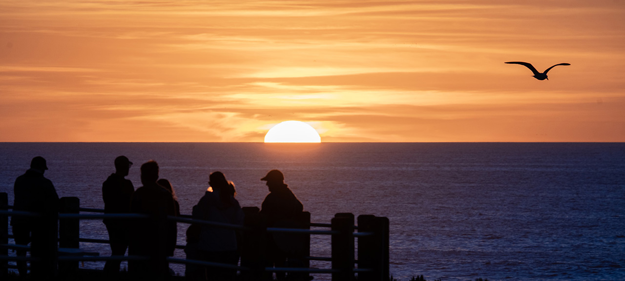 Personas mirando el horizonte